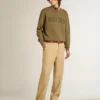 Sudadera de hombre en verde oliva con letras doradas
