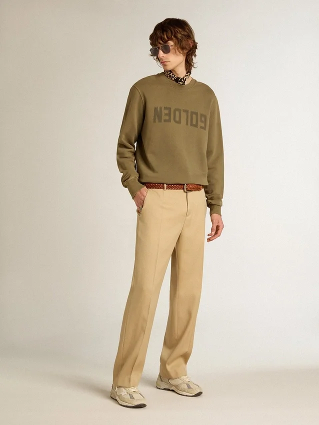 Sudadera de hombre en verde oliva con letras doradas