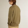Sudadera de hombre en verde oliva con letras doradas
