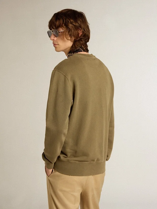 Sudadera de hombre en verde oliva con letras doradas