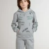Sudadera gris para niños con letras estampadas multicolores