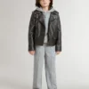 Sudadera gris para niños con letras estampadas multicolores