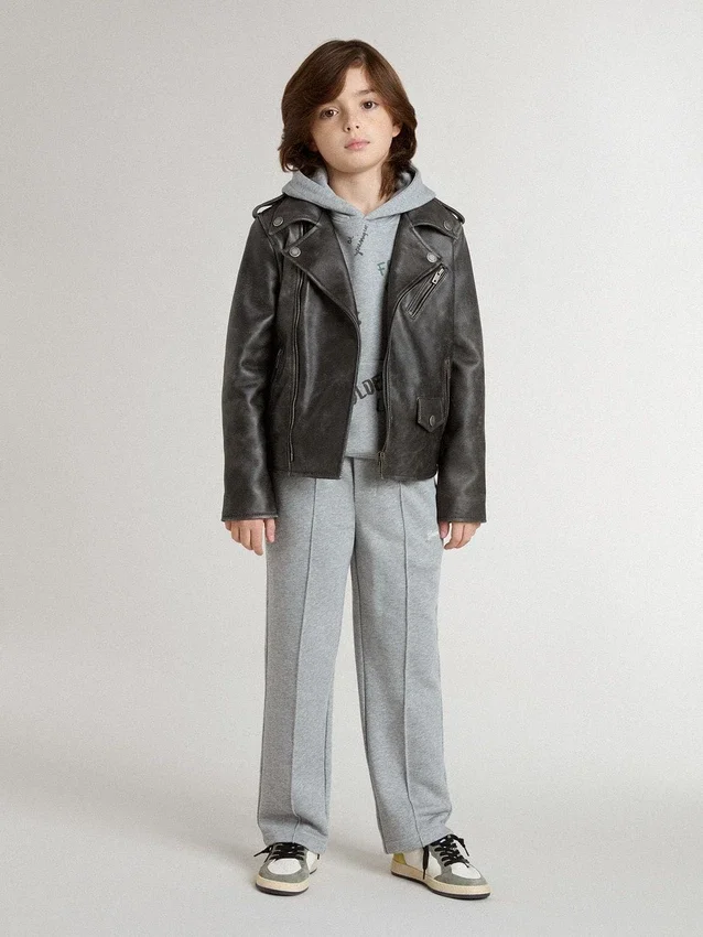 Sudadera gris para niños con letras estampadas multicolores