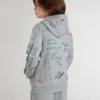 Sudadera gris para niños con letras estampadas multicolores