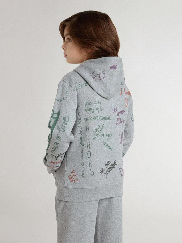 Sudadera gris para niños con letras estampadas multicolores
