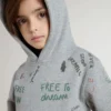 Sudadera gris para niños con letras estampadas multicolores