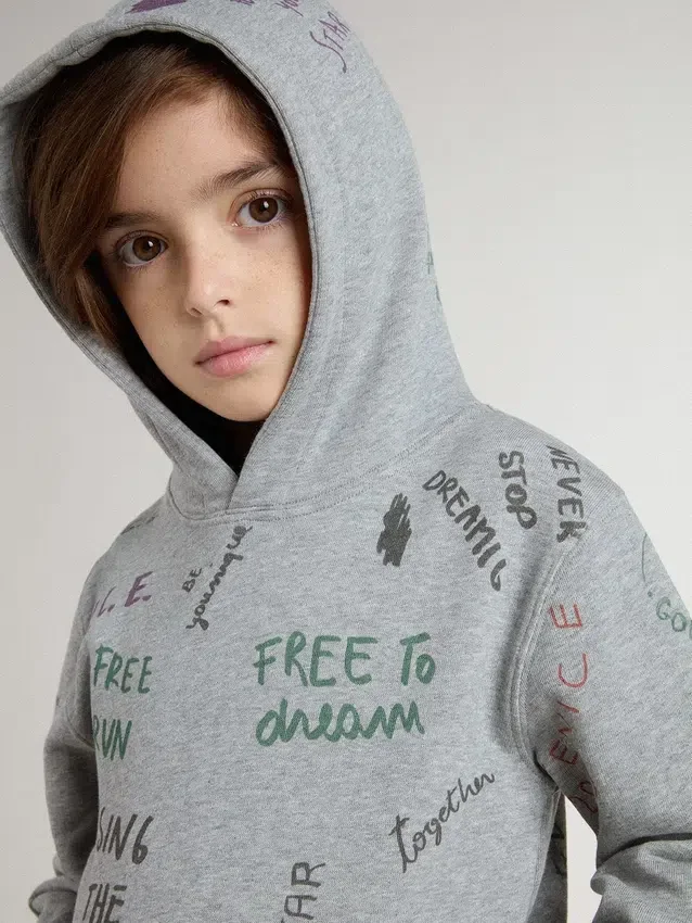 Sudadera gris para niños con letras estampadas multicolores