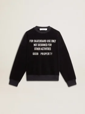 Sudadera negra de cuello redondo con letras bordadas