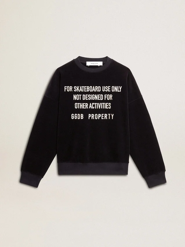 Sudadera negra de cuello redondo con letras bordadas
