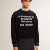 Sudadera negra de cuello redondo con letras bordadas