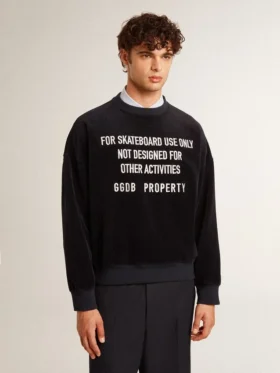 Sudadera negra de cuello redondo con letras bordadas