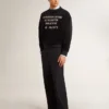 Sudadera negra de cuello redondo con letras bordadas