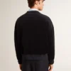 Sudadera negra de cuello redondo con letras bordadas