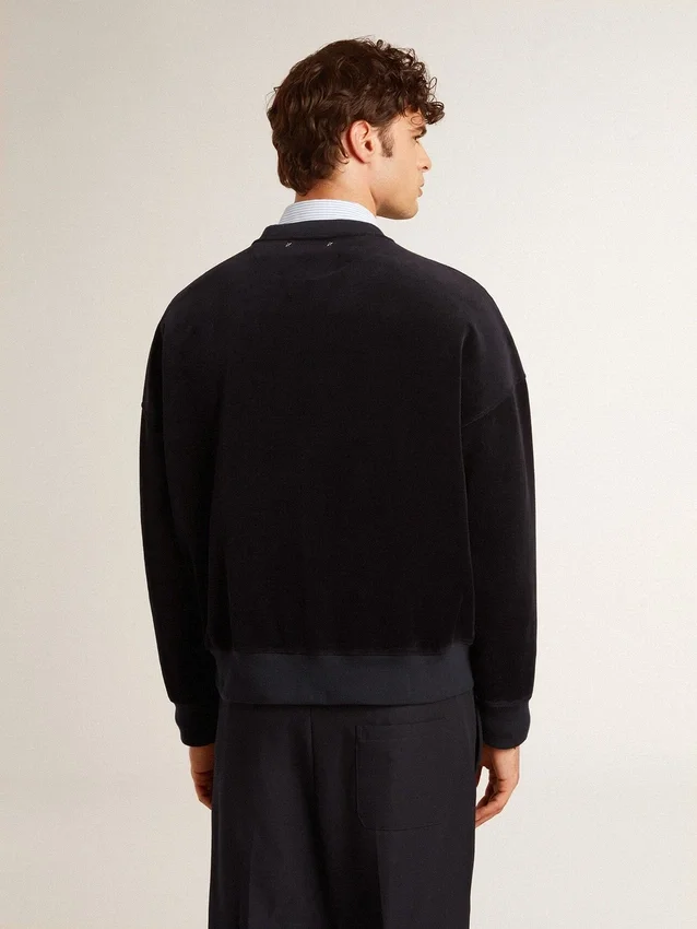 Sudadera negra de cuello redondo con letras bordadas