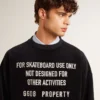 Sudadera negra de cuello redondo con letras bordadas