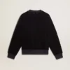 Sudadera negra de cuello redondo con letras bordadas