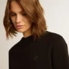 Sudadera negra de la Star Collection con una estrella tono sobre tono en la parte delantera