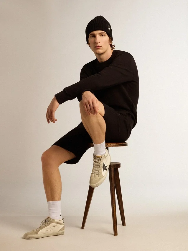 Sudadera negra de la Star Collection con una estrella tono sobre tono en la parte delantera