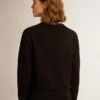 Sudadera negra de la Star Collection con una estrella tono sobre tono en la parte delantera