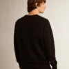 Sudadera negra de la Star Collection con una estrella tono sobre tono en la parte delantera