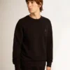 Sudadera negra de la Star Collection con una estrella tono sobre tono en la parte delantera