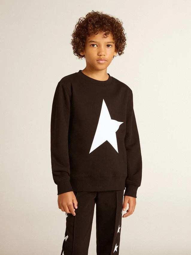 Sudadera negra para niños con una estrella gigante blanca en la parte delantera