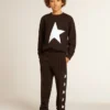 Sudadera negra para niños con una estrella gigante blanca en la parte delantera