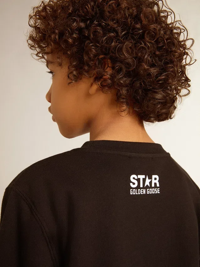 Sudadera negra para niños con una estrella gigante blanca en la parte delantera