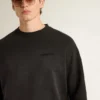 Sudadera unisex de algodón negro desgastado con logotipo bordado