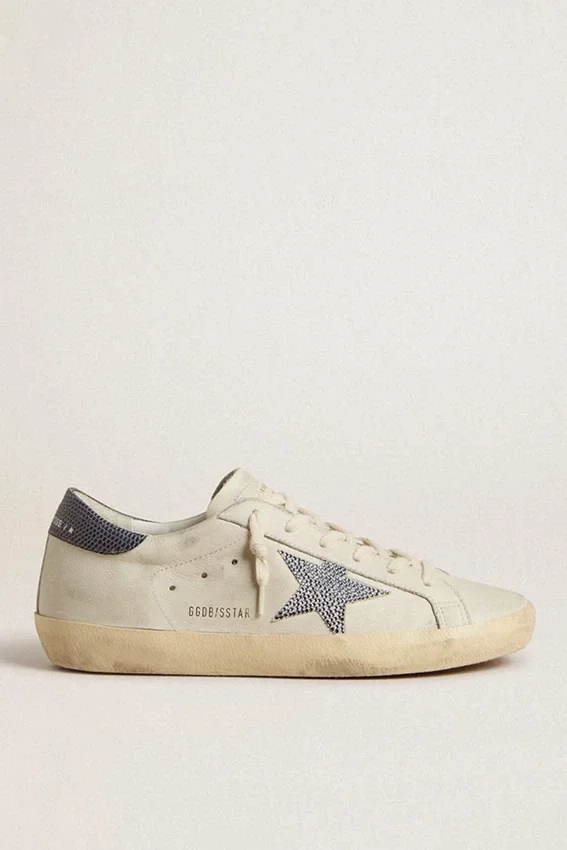 Super-Star con estrella de piel color crema con cristales Swarovski y lengüeta del talón de piel azul con estampado de lagarto