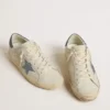 Super-Star con estrella de piel color crema con cristales Swarovski y lengüeta del talón de piel azul con estampado de lagarto