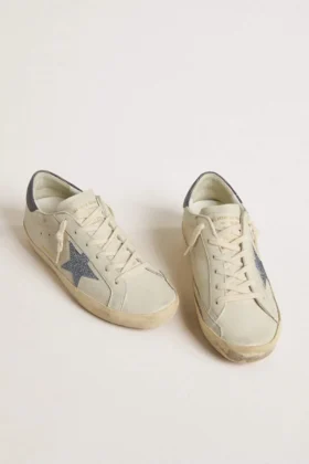 Super-Star con estrella de piel color crema con cristales Swarovski y lengüeta del talón de piel azul con estampado de lagarto