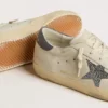 Super-Star con estrella de piel color crema con cristales Swarovski y lengüeta del talón de piel azul con estampado de lagarto