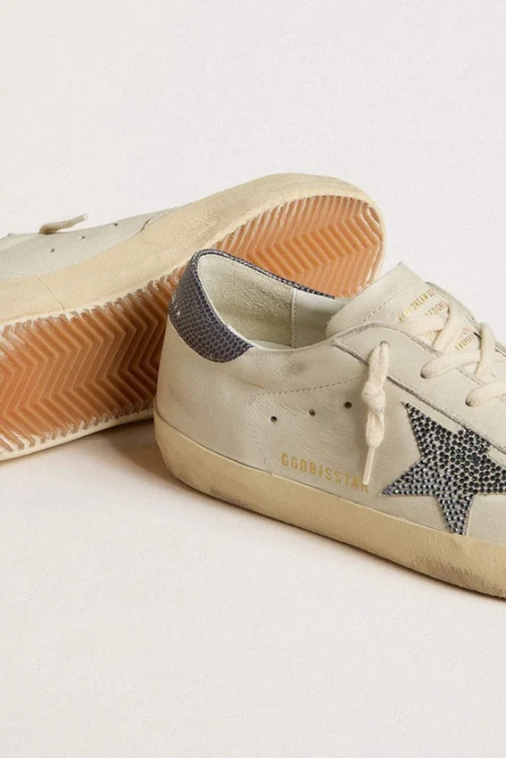 Super-Star con estrella de piel color crema con cristales Swarovski y lengüeta del talón de piel azul con estampado de lagarto