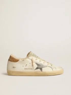 Super-Star con estrella de piel plateada y lengüeta en el talón de piel con estampado de cocodrilo