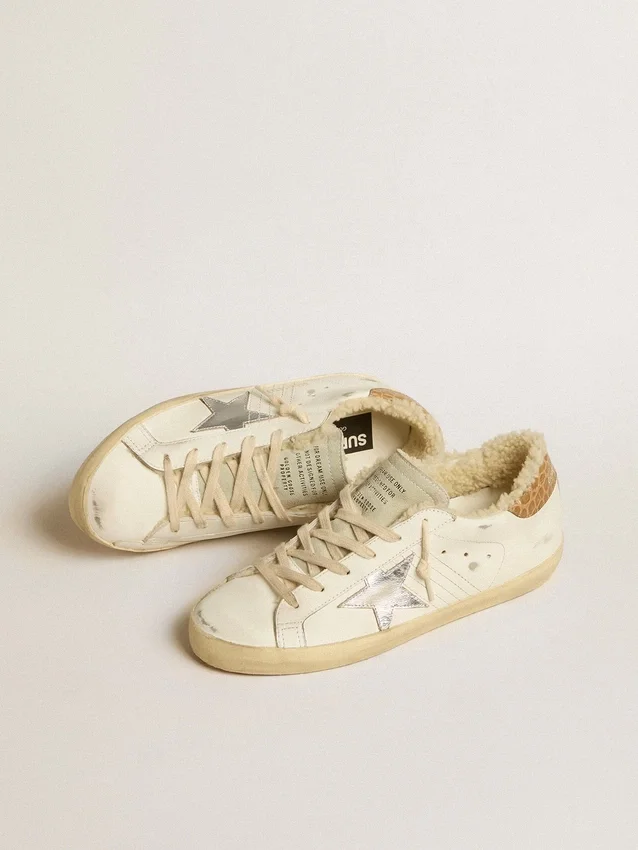 Super-Star con estrella de piel plateada y lengüeta en el talón de piel con estampado de cocodrilo