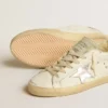 Super-Star con estrella de piel plateada y lengüeta en el talón de piel con estampado de cocodrilo