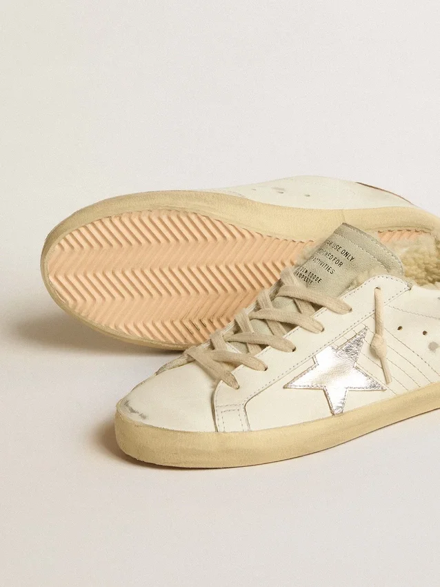 Super-Star con estrella de piel plateada y lengüeta en el talón de piel con estampado de cocodrilo