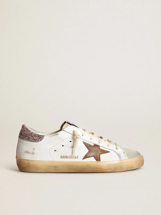 Super-Star con una estrella de color tostado y una lengüeta en el talón con purpurina rosa