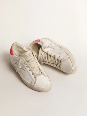 Super-Star de piel blanca para mujer con estrella perforada y lengüeta de nylon fucsia en el talón