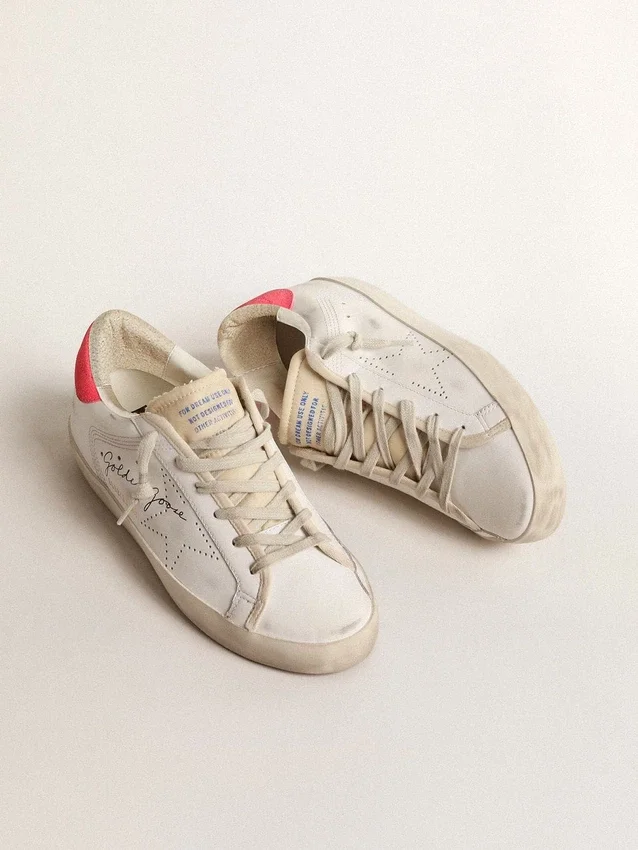 Super-Star de piel blanca para mujer con estrella perforada y lengüeta de nylon fucsia en el talón