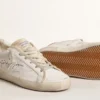 Super-Star de piel blanca para mujer con estrella perforada y lengüeta de nylon fucsia en el talón
