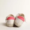 Super-Star de piel blanca para mujer con estrella perforada y lengüeta de nylon fucsia en el talón
