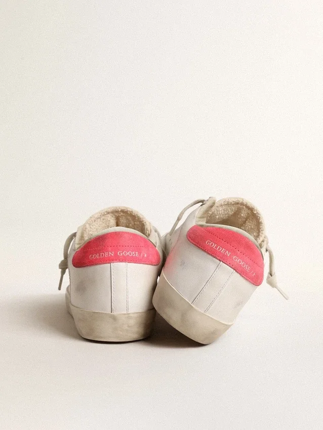 Super-Star de piel blanca para mujer con estrella perforada y lengüeta de nylon fucsia en el talón