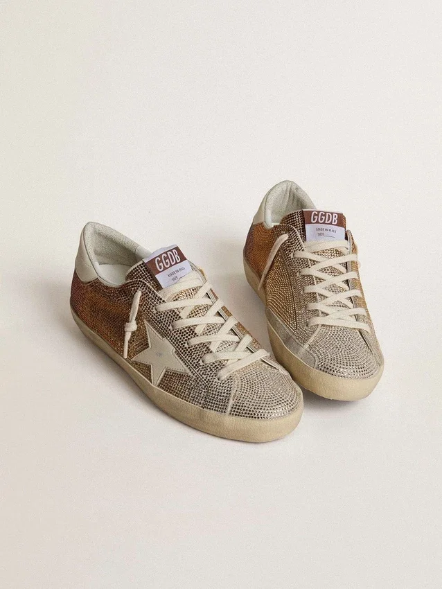 Super-Star en ante beige y cristales multicolores con estrella y lengüeta del talón de piel color crema