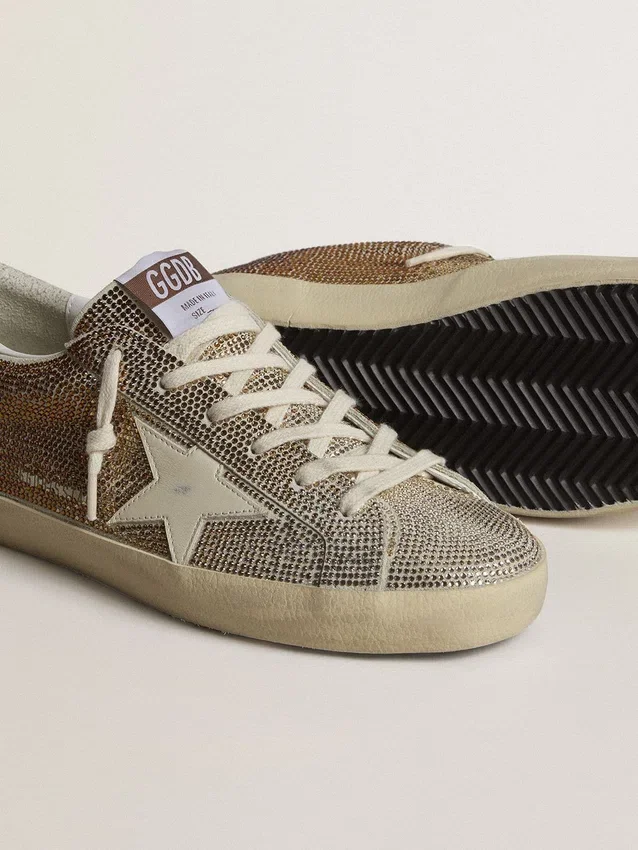 Super-Star en ante beige y cristales multicolores con estrella y lengüeta del talón de piel color crema