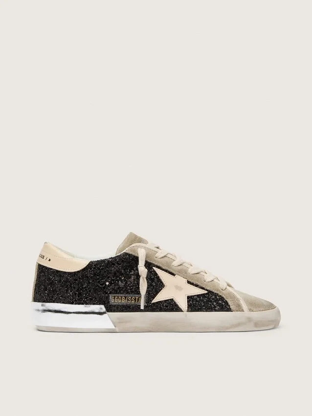 Super-Star en negro brillante con estrella color crema e inserciones de ante