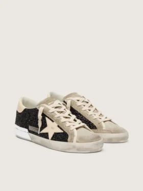 Super-Star en negro brillante con estrella color crema e inserciones de ante