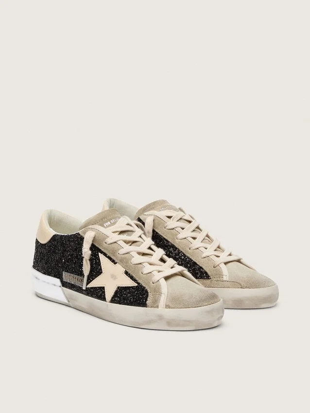 Super-Star en negro brillante con estrella color crema e inserciones de ante