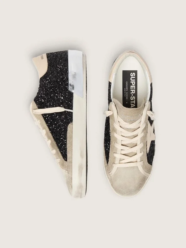 Super-Star en negro brillante con estrella color crema e inserciones de ante